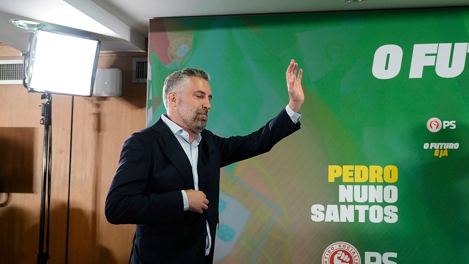 Le secrétaire général du PS, Pedro Nuno Santos, arrive à Lisbonne pour s'adresser à ses partisans et aux médias à la suite des élections législatives au Portugal.