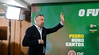 O secretário-geral do Partido Socialista, Pedro Nuno Santos, chega a Lisboa para se dirigir aos apoiantes e à comunicação social, após as eleições legislativas em Portugal