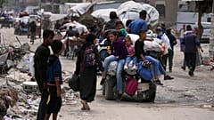 Beit Lahiából menekülő palesztinok érkezése Dzsabalíjába - 2025. május 18. 