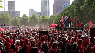 Manifestantes se reúnen en el Malieveld para la protesta de la Línea Roja en La Haya, Países Bajos, el domingo 18 de mayo de 2025.
