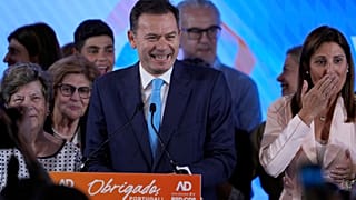 Il primo ministro in carica e leader del centro-destra si rivolge ai suoi sostenitori dopo le elezioni generali in Portogallo, a Lisbona, 19 maggio 2025