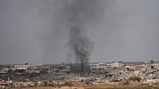 تصاعد الدخان عقب قصف نفّذه الجيش الإسرائيلي على خان يونس في غزة، الإثنين 19 أيار/ مايو 2025.
