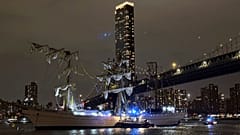 Das Schulschiff "Cuauhtémoc" der mexikanischen Marine nach der Kollision mit der Brooklyn Bridge in New York am Samstag, den 17. Mai 2025