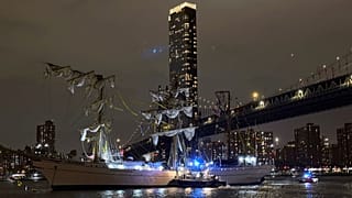A mexikói haditengerészet Cuauhtémoc nevű hajója a Brooklyn hídnak ütközött New Yorkban 2025. május 17-én