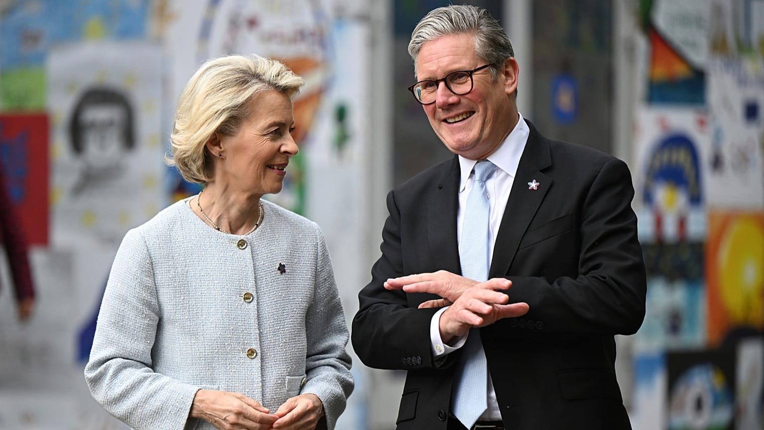A chefe da Comissão Europeia, Ursula von der Leyen, à esquerda, e o primeiro-ministro britânico, Keir Starmer, na 6.ª Cimeira da Comunidade Política Europeia, em Tirana, a 16 de maio de 2025.
