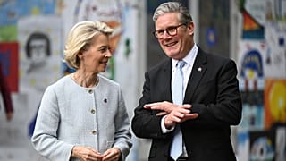 A chefe da Comissão Europeia, Ursula von der Leyen, à esquerda, e o primeiro-ministro britânico, Keir Starmer, na 6.ª Cimeira da Comunidade Política Europeia, em Tirana, a 16 de maio de 2025.