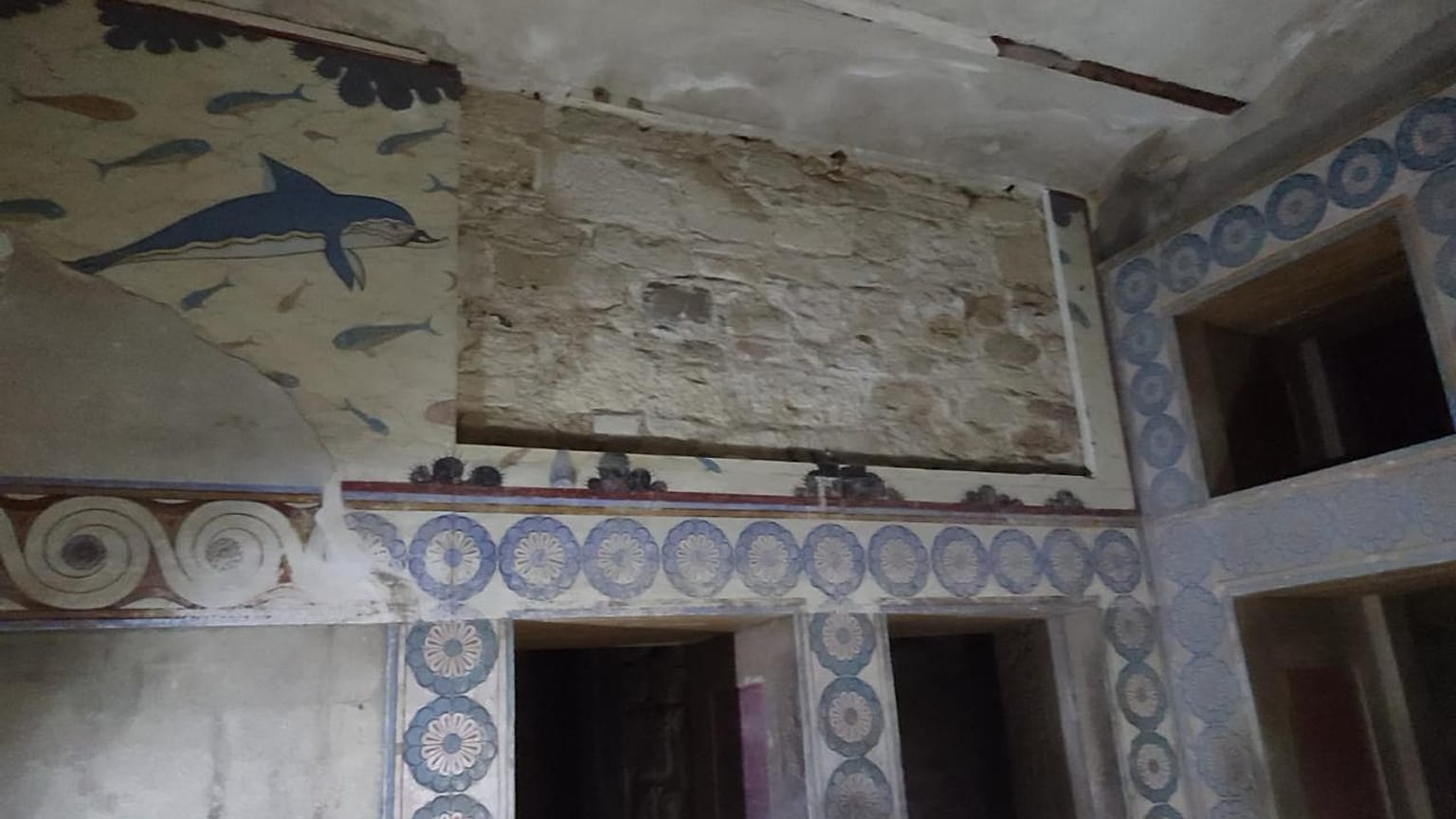 Το τμήμα της τοιχογραφίας με τα δελφίνια που αποκολλήθηκε από το Μινωϊκό παλάτι της Κνωσού
