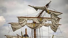 Besatzungsmitglieder arbeiten am Mast der Cuauhtémoc, einem Segelschulschiff der mexikanischen Marine, am Pier 35, nachdem es am Sonntag, den 18. Mai 2025, in New York mit der Brooklyn Bridge kollidiert war.