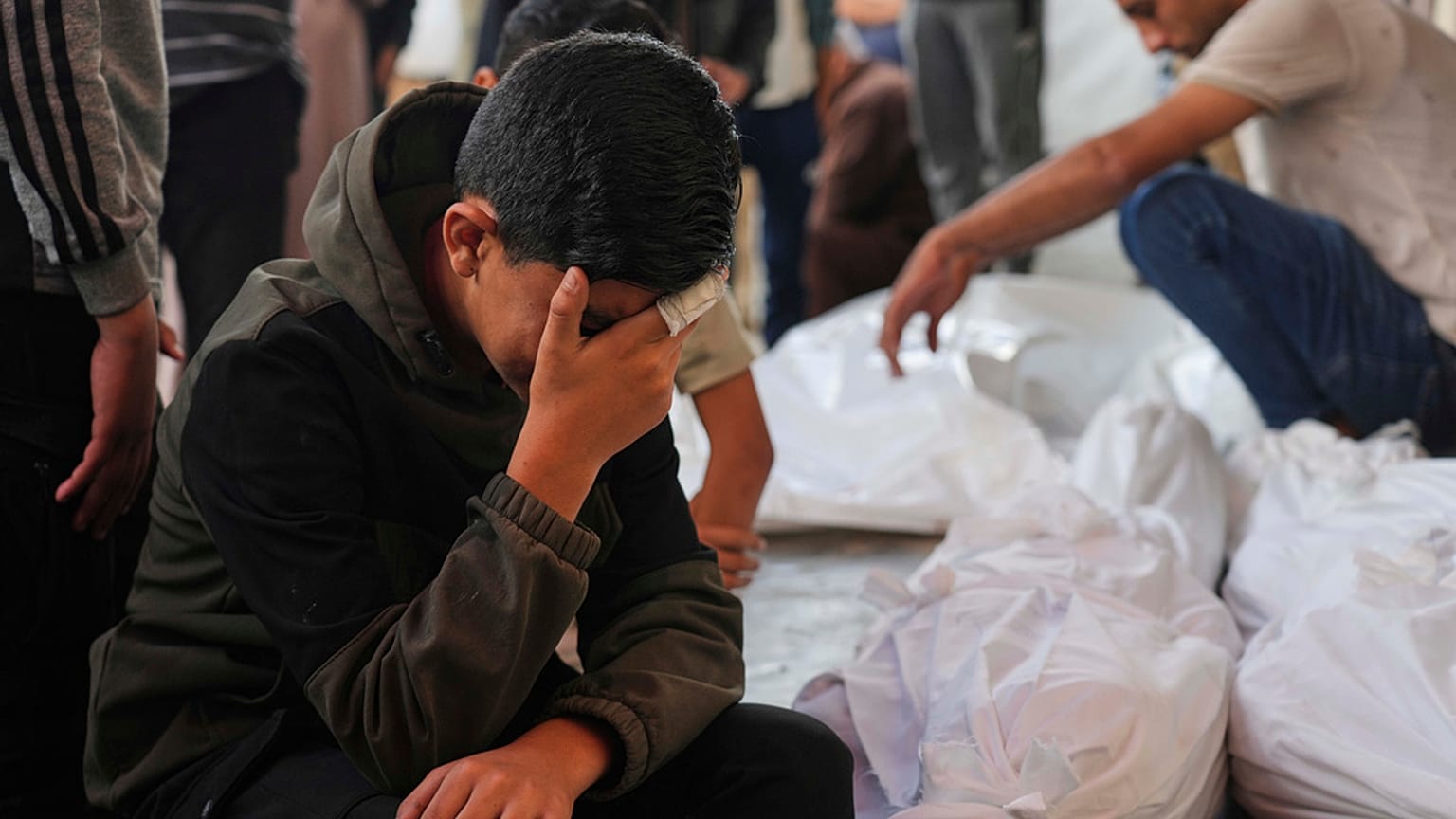 فلسطينيون يحزنون على أقاربهم الذين قتلوا في غارة جوية للجيش الإسرائيلي على قطاع غزة ، في مستشفى الأقصى في دير البلح ، غزة ، الأربعاء 28 مايو / أيار 2025. 