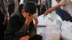 فلسطينيون يحزنون على أقاربهم الذين قتلوا في غارة جوية للجيش الإسرائيلي على قطاع غزة ، في مستشفى الأقصى في دير البلح ، غزة ، الأربعاء 28 مايو / أيار 2025. 