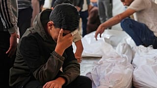 فلسطينيون يحزنون على أقاربهم الذين قتلوا في غارة جوية للجيش الإسرائيلي على قطاع غزة ، في مستشفى الأقصى في دير البلح ، غزة ، الأربعاء 28 مايو / أيار 2025.
