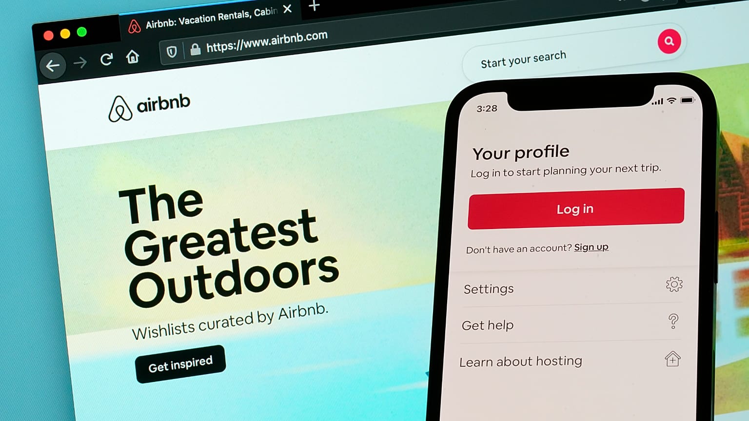 Zdjęcie przedstawia zarówno aplikację, jak i stronę internetową Airbnb.