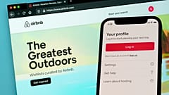 تُظهر الصورة كلاً من التطبيق والموقع الإلكتروني لـ Airbnb.