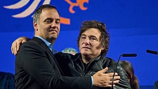 O porta-voz do Presidente, Manuel Adorni, com o líder argentino Javier Milei.