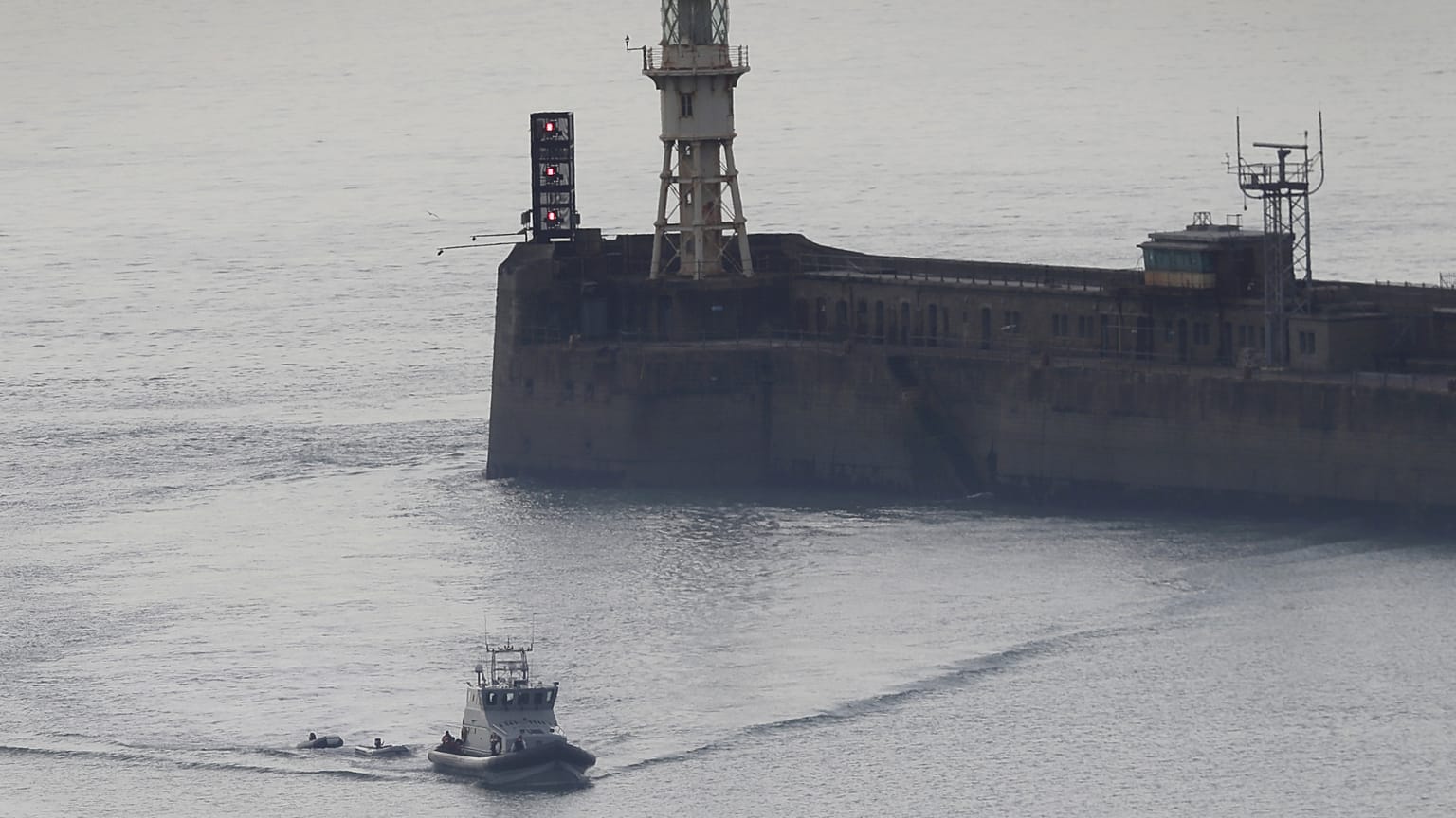 Un buque de la Fuerza Fronteriza lleva a un grupo de personas que se cree que son migrantes a la ciudad portuaria de Dover, Inglaterra, el 8 de agosto de 2020.