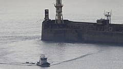 Un buque de la Fuerza Fronteriza lleva a un grupo de personas que se cree que son migrantes a la ciudad portuaria de Dover, Inglaterra, el 8 de agosto de 2020.