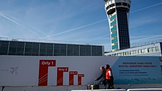 Пассажиры прибывают в аэропорт Орли, расположенный к югу от Парижа.