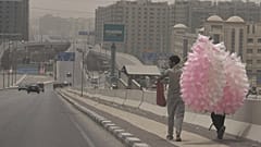 ARCHIVO: Vendedores de algodón de azúcar caminan durante un clima polvoriento, antes de la esperada tormenta de arena, en El Cairo, 30 de abril de 2025.