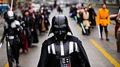 Fans in Kostümen nehmen an einer Parade in Santiago, Chile, teil, um den Mai als Star-Wars-Monat zu feiern, am Samstag, den 17. Mai 2025.