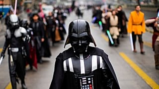Rajongók jelmezben vesznek részt egy felvonuláson, amelyen a Star Wars hónapját ünneplik májusban, Santiago, Chile, 2025. május 17-én, szombaton.