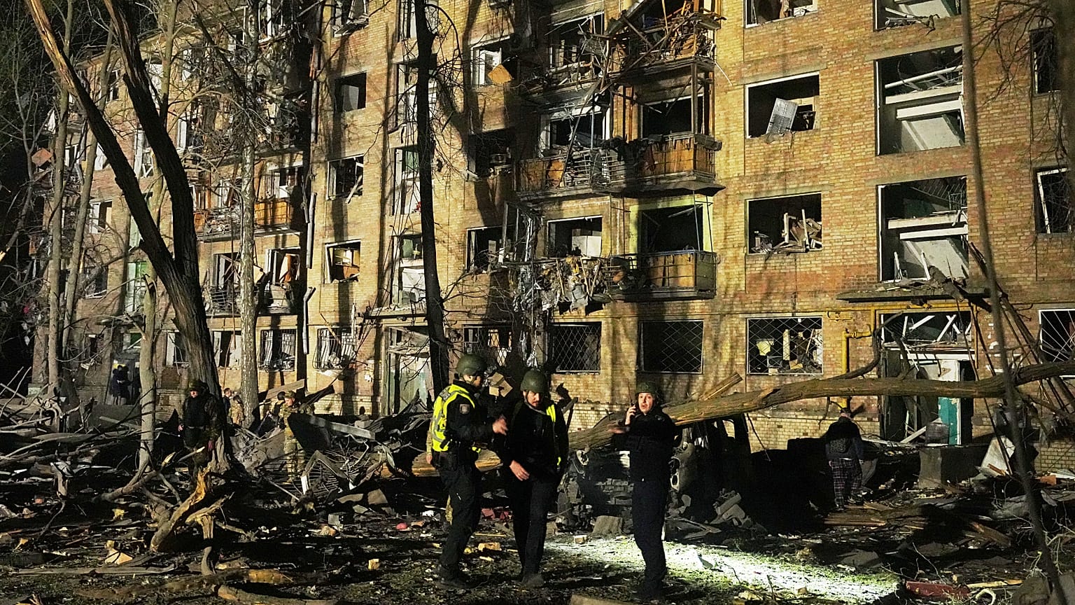 Ein nach einem russischen Angriff schwer beschädigtes Wohnhaus in einem Wohnviertel in Kiew, 24. April 2025