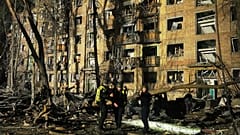 Ein nach einem russischen Angriff schwer beschädigtes Wohnhaus in einem Wohnviertel in Kiew, 24. April 2025