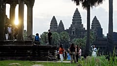 Turistas observam o nascer do sol no templo Angkor Wat, na província de Siem Reap, a 2 de agosto de 2024