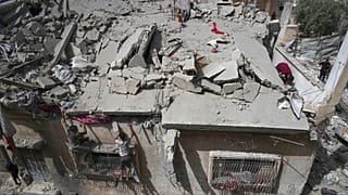 Palästinenser inspizieren das Haus der Familie Jabr, nachdem es zuvor durch einen israelischen Armeeschlag getroffen wurde, bei dem mindestens zehn Menschen getötet wurden. Jabalia, nördlicher Gazastreifen, 18.05.2025.