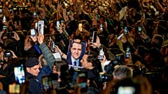 Sostenitori del candidato presidenziale Nicușor Dan per le strade di Bucarest, 19 maggio 2025