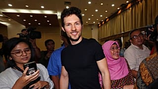 O cofundador do Telegram, Pavel Durov, ao centro, sorri ao sair após uma conferência de imprensa em Jacarta, Indonésia, na terça-feira, 1 de agosto de 2017. 