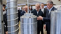 مسعود پزشکیان، رئیس جمهوری و محمد اسلامی، رئیس سازمان انرژی اتمی ایران در نمایشگاه دستاوردهای هسته‌ای