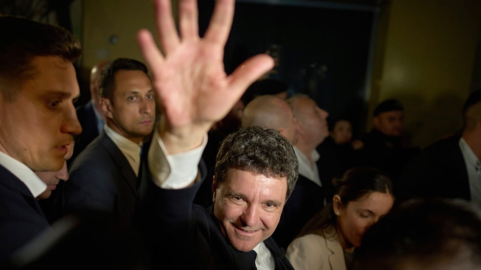 Il candidato alla presidenza Nicusor Dan saluta i sostenitori dopo aver vinto il secondo turno delle elezioni presidenziali a Bucarest, 19 maggio 2025.