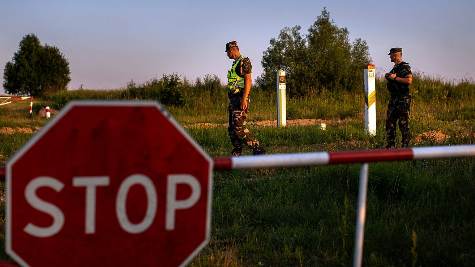 FILE - Membri del servizio di guardia di frontiera della Lituania pattugliano il confine con la Bielorussia, vicino al villaggio di Purvenai, Lituania, 9 luglio 2021.