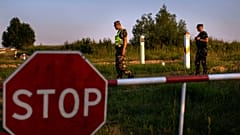 FILE - Сотрудники Государственной пограничной службы Литвы патрулируют границу с Беларусью в районе деревни Пурвенай, Литва, 9 июля 2021 года.