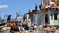 Familienangehörige durchsuchen die Trümmer ihres Hauses, das am Samstag, den 17. Mai 2025, von einem schweren Sturm in London, Kentucky, zerstört wurde.