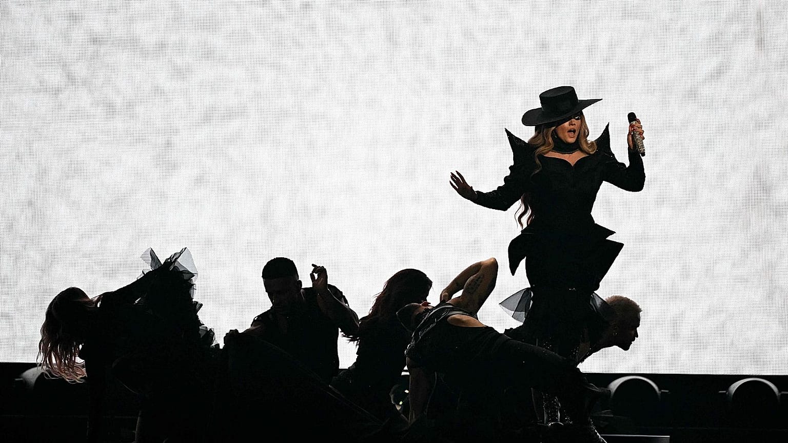 Imagem de um dos momentos de abertura de "Esa Diva" em Basileia, Suíça, durante a Eurovisão 2025.