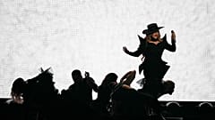 Imagen de uno de los momentos iniciales de 'Esa Diva' en Basilea, Suiza, durante Eurovisión 2025.