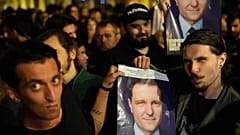 Les partisans du président élu Nicusor Dan avec une photo du candidat le 18.05.2025