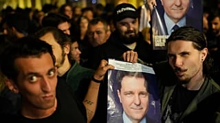 Υποστηρικτές του εκλεγμένου προέδρου Nicusor Dan με μια φωτογραφία του υποψηφίου στις 18.05.2025