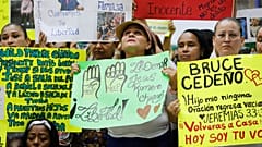 Familiares de migrantes venezolanos en EE.UU. protestan por su traslado a una prisión en El Salvador por el Gobierno.