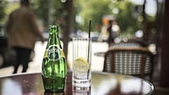 Eine Flasche Perrier steht auf dem Tisch eines Cafés in Paris, 19. Mai 2025 