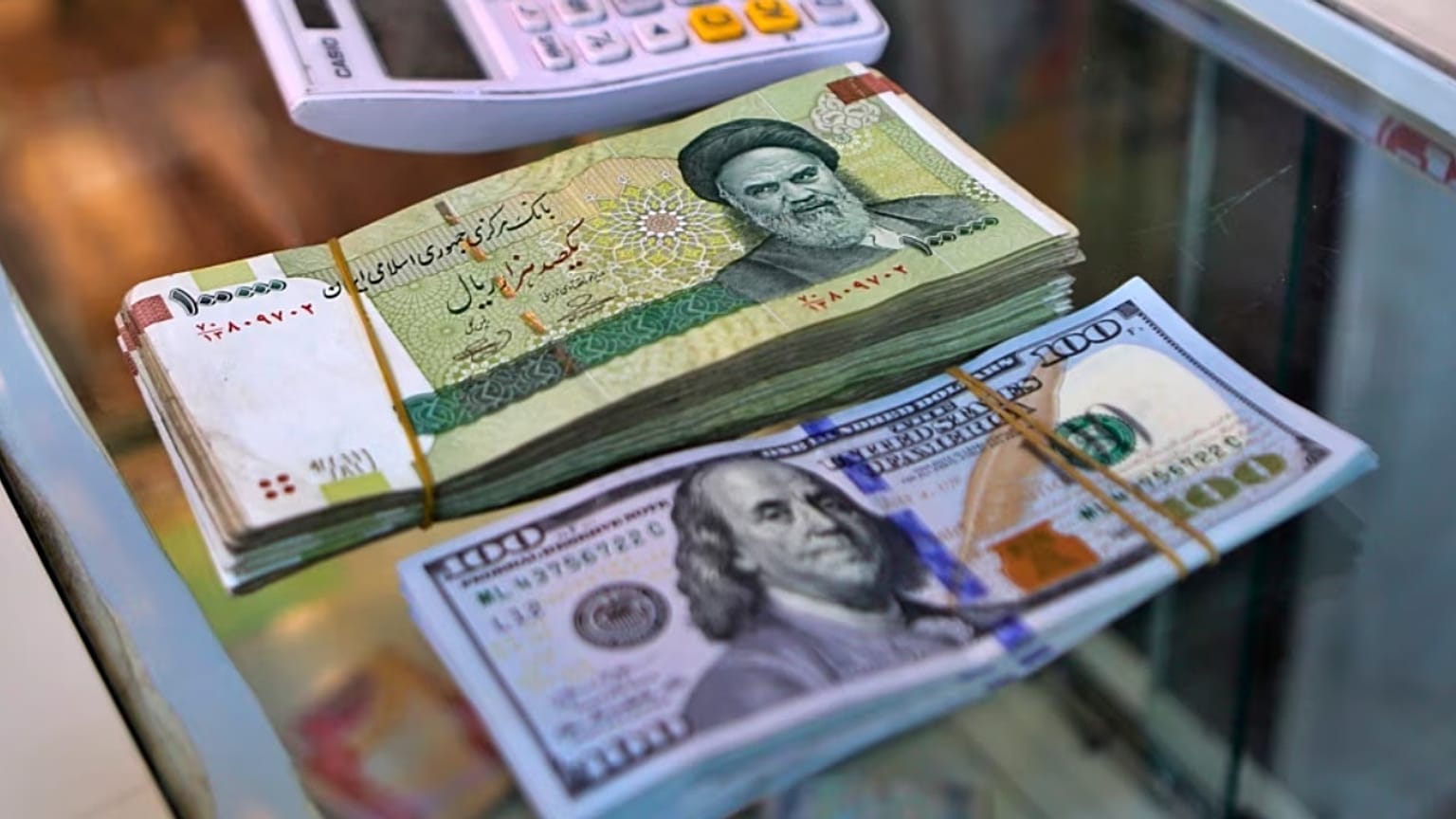 الريال الإيراني والدولار الأميركي
