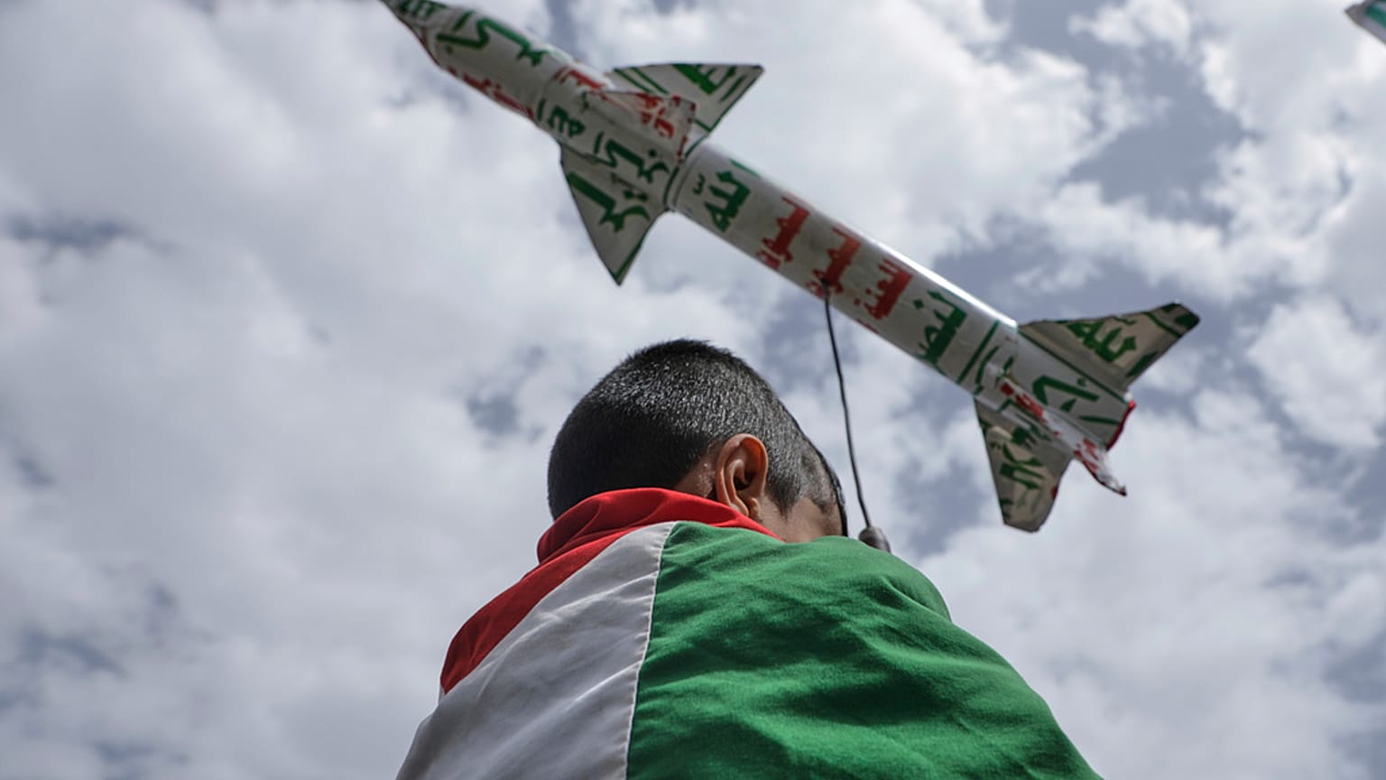 Um rapaz coberto com uma bandeira palestiniana durante uma manifestação semanal anti-EUA e anti-Israel organizada por apoiantes Houthi em Sanaa, no Iémen, na sexta-feira, 9 de maio de 2025