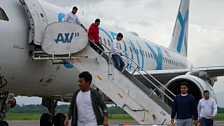 O primeiro grupo de migrantes auto-expulsa-se dos EUA.