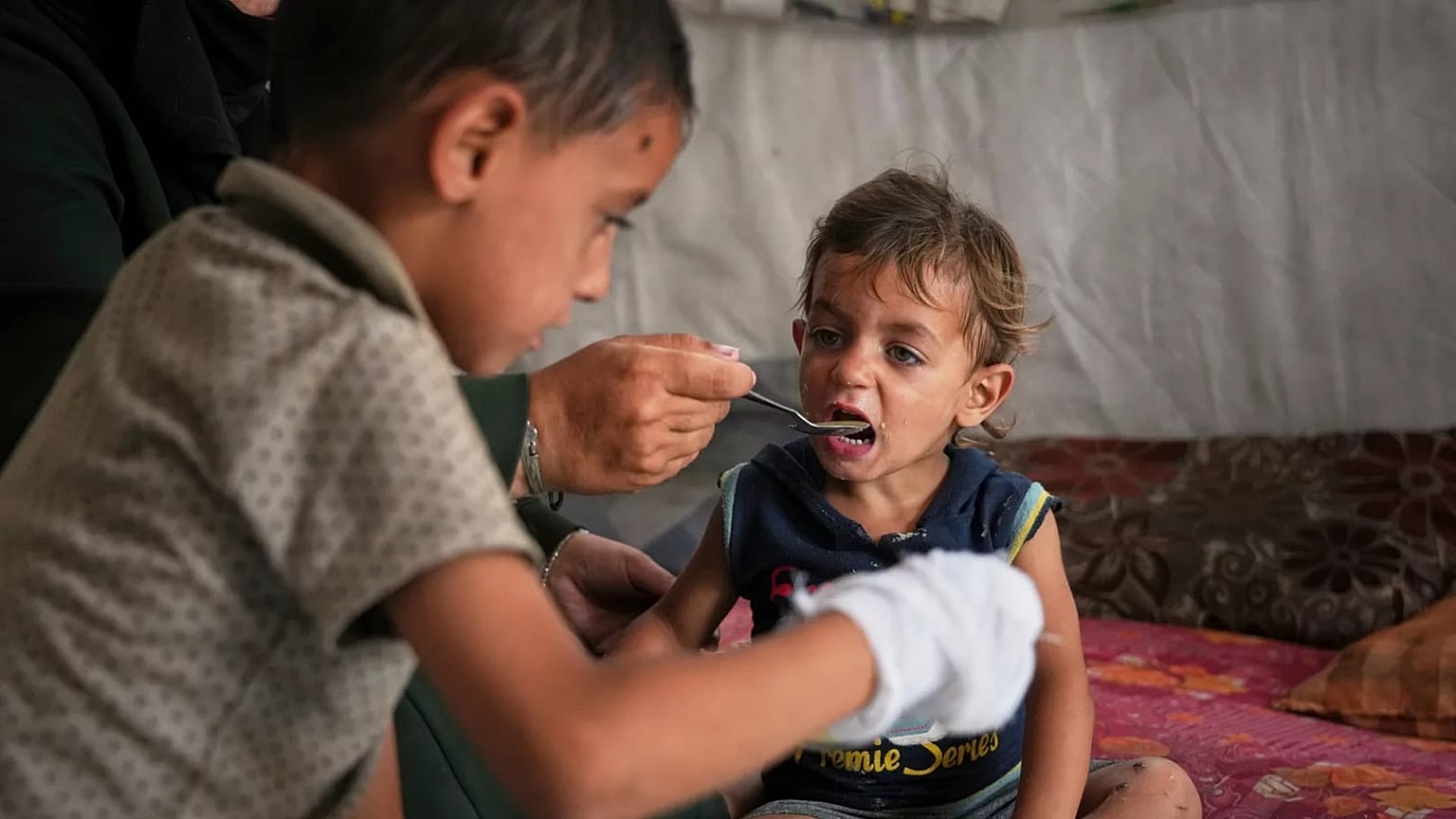 Vertriebene palästinensische Kinder in Khan Younis, Gaza.