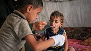 Vertriebene palästinensische Kinder in Khan Younis, Gaza.