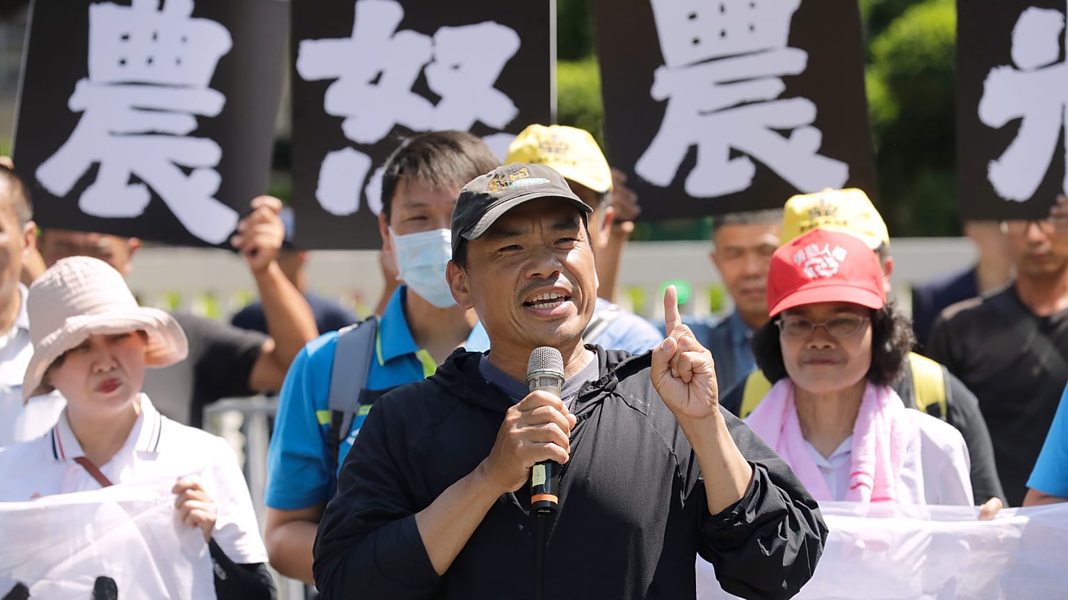 Des agriculteurs taïwanais protestent contre le projet du gouvernement de réduire à zéro les droits de douane sur les produits agricoles américains à Taipei, Taïwan, vendredi 16 mai 2025.