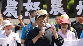 Des agriculteurs taïwanais protestent contre le projet du gouvernement de réduire à zéro les droits de douane sur les produits agricoles américains à Taipei, Taïwan, vendredi 16 mai 2025.