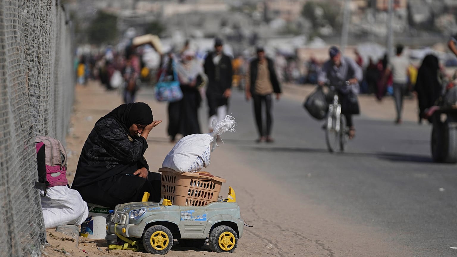 I palestinesi sfollati fuggono da Khan Younis, Gaza, a causa dell'offensiva militare israeliana in corso nella zona, lunedì 19 maggio 2025