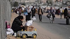Vertriebene Palästinenser fliehen am Montag, den 19. Mai 2025, aus Khan Younis im Gazastreifen vor der andauernden israelischen Militäroffensive.
